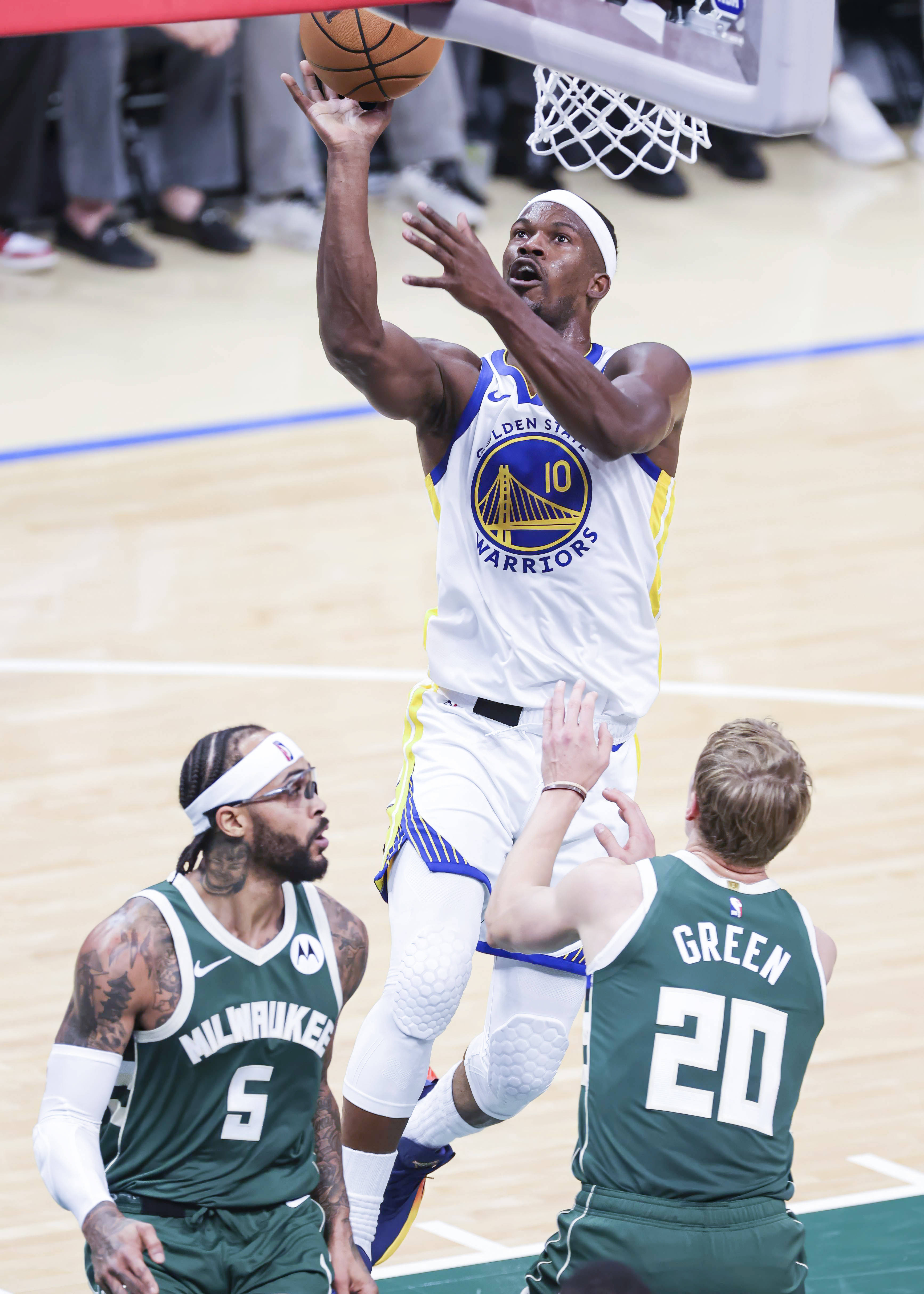 多米入口 -包含密尔沃基雄鹿发布备战花絮，今晚队长鼓劲，NBA常规赛任务艰巨，年轻球员得到机会的词条