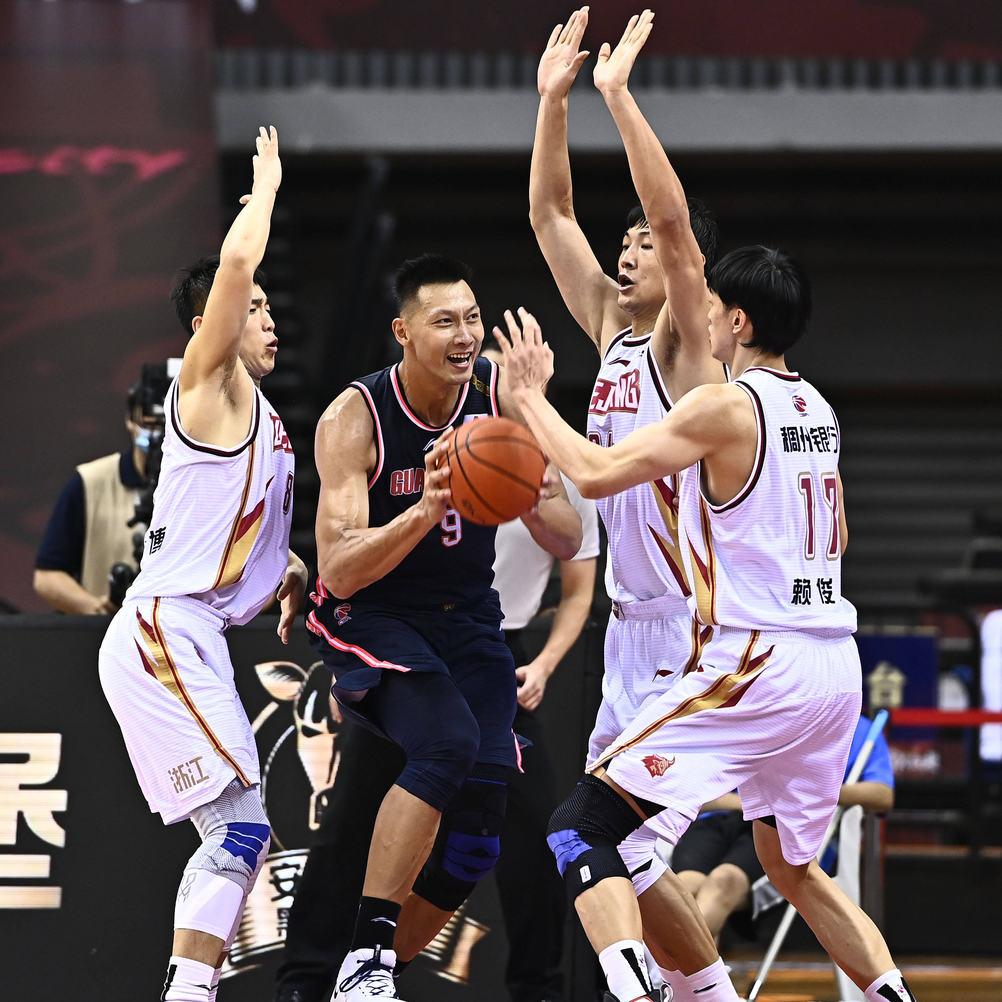 多米体育 -风云突变！新疆广汇赛后完成体检；CBA常规赛版图或变；气氛紧张；临场指挥获称赞 